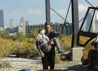 Chicago Fire – Rettet einen Jungen :CJ Adams als Nathan, Taylor Kinney als Kelly Severide (Copyright SRF/NBC Universal)