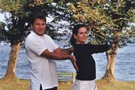 Tele-Gym – Rückenexperte Andy Fumolo (links) hat ein einfaches, aber wirkungsvolles Training zusammengestellt: Mit Hilfe dieser Übungen können Sie Verspannungen im gesamten Rücken lösen, die Wirbelsäule wird gekräftigt, der Energiefluß in Armen und Beinen wird mobilisiert und die Rückenmuskulatur gestärkt.