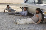 Hangover – Ihr Freund Doug heiratet! Also gibt es nur eine logische Konsequenz für seine beiden Freunde, Stu (Ed Helms, l.) und Phil (Bradley Cooper, M.) und den leicht trotteligen Bruder der Braut, Alan (Zach Galifianakis, r.): Sie planen einen Junggesellenabschied in Las Vegas, der allerdings ganz anders endet als geplant ...