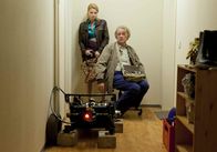 Danni Lowinski – Während Danni (Annette Frier, l.) mit ihren neuen Klienten beschäftigt ist, erwirbt Kurt (Axel Siefer, r.) seinen elektrischen Traum-Luxusrollstuhl, an dem er sich allerdings nur kurz erfreuen kann, denn das Gefährt passt nicht durch die Wohnungstür ...
