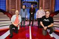 Wer weiß denn sowas? – Moderator Kai Pflaume (M.) und seine Rateteam-Kapitäne Bernhard Hoëcker (l.) und Elton (r.) begrüßen in dieser Sendung den Entertainer Jürgen von der Lippe (2.v.l.) und die Comedian Meltem Kaptan (2.v.r.).