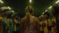 Derby Girl – Das Derby-Verbot der Stadt treibt Lola (Chloé Jouannet, M.) und das restliche Team in den Untergrund. Es entsteht ein neuer und geheimer Derby Club, der eine Menge neuer Spielerinnen anzieht. Doch der Beitritt hat seinen Preis.