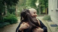 Tell Them About Us – Mirna und Zaraah, sich umarmend