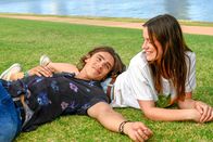 Das Mädchen deiner Träume – Devon (Brenton Thwaites) und Lucy (Lily Sullivan) verbringen einen wundervollen Tag miteinander, nachdem sie sich auf etwas unkonventionelle Weise kennengelernt haben.