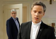 Sturm der Liebe – Zwischen Martin (David Paryla, r.) und seinem Vater Friedrich (Dietrich Adam, l.) entbrennt ein heftiger Streit.