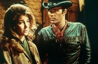 El Dorado – Joey MacDonald (Michele Carey, li.) und Alan Burdillion "Mississippi" Traherne (James Caan, re.).