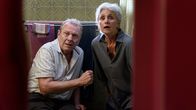 Halt nicht an! – Gefangen im eigenen Badezimmer: Großvater Joop (Hubert Fermin) muss sich mit Ehefrau Trudy (Truus te Selle) vor Ed verstecken.
