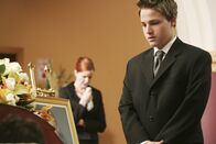 Desperate Housewives – Nehmen Abschied von Rex: Bree (Marcia Cross, l.) und ihr Sohn Andrew (Shawn Pyfrom, r.) ...