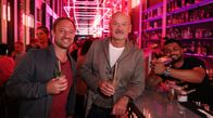 Tobis Städtetrip – (v.l.n.r.) Tobi Kämmerer in der NFT Skybar mit Hotelmanager Hermann Spatt und Barkeeper Manfred.