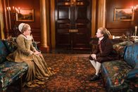 Outlander - Die Highland-Saga – Maria Doyle Kennedy (Jocasta Cameron), Cody Duffy (Forbes).
