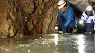 SMS - Schwanke meets Science – Der Permafrost im Zugspitzmassiv. Seit 2007 untersucht Prof. Michael Krautblatter (links) dessen Parameter im Fels.