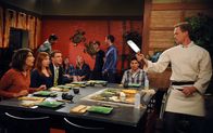 How I Met Your Mother – Ein ganz besonderes Essen: Ted (Josh Radnor, 2.v.r.), Marshall (Jason Segel, 3.v.l.), Barney (Neil Patrick Harris, r.), Lily (Alyson Hannigan, 2.v.l.) und Robin (Cobie Smulders, l.) ...