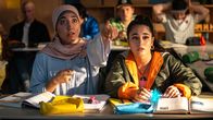 Almania – Dilara hat mitten im Unterricht eine Erscheinung, die auch Kira (Derya Dilber) beeindruckt.