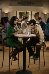 The Big Bang Theory – Penny setzt Raj (Kunal Nayyar, r.) kurzerhand unter Alkoholeinfluss, so dass er sich mit Lalita (Sarayu Rao, l.) ungezwungen unterhält - bis Sheldon dazwischenplatzt ...