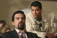 Desperate Housewives – John (Jesse Metcalfe, r.) erscheint bei der Verhandlung im Gerichtssaal und flüstert Carlos (Ricardo Antonio Chavira, l.) etwas ins Ohr, dass Carlos in Rage bringt ...