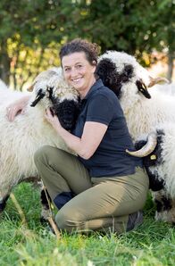 Land & lecker – Vor 19 Jahren haben die heutige Gastgeberin Gisela Elfinger und Ehemann Hans ihr Leben komplett umgekrempelt, im oberbayerischen Reichling einen alten Hof gekauft, selbst renoviert und mit der Zucht von Walliser Schwarznasenschafen begonnen.