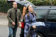 Hüftkreisen mit Nancy – Tina (Rebecca Rudolph, r.) ist genervt von Max (Felix Knopp), weil er die Schulaufführung seiner Tochter verpasst hat.