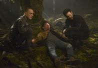 The Exorcist – Marcus (Ben Daniels, l.) und Pater Tomas (Alfonso Herrera, r.) kämpfen um Andys (John Cho, M.) Leben und gegen den Dämon, während die Polizei ihnen im Nacken sitzt ...