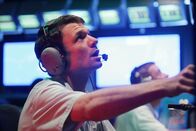 Mayday - Alarm im Cockpit – Das Radar des Kriegsschiffs USS Vincennes ortet ein Passagierflugzeug, das in Teheran gestartet ist, als feindlichen Kampfjet. Nach längerem Zögern gibt der Kommandant das Flugzeug zum Abschuss frei... (Darst. unbekannt)