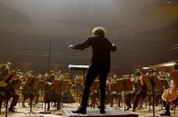 Santtu-Matias Rouvali dirigiert Sibelius und Tschaikowski – Das junge Ausnahmetalent Santtu-Matias Rouvali dirigiert zwei symphonische Werke von Sibelius und Tschaikowsky im großen Konzertsaal der Pariser Philharmonie.