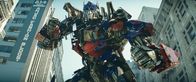 Transformers – Vor langer Zeit lebten auf dem Planeten Cybertron die Transformer - eine hoch entwickelte Alien-Rasse formwandlungsfähiger Roboter, die sich in die friedliebenden Autobots und die machtgierigen Decepticons gespaltet haben. Ihren Kampf tragen sie nun auf der Erde aus ...