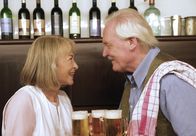 Der Winzerkönig – In Hermine Sticklers (Christine Ostermayer) Gasthaus gibt es mal wieder alle Hände voll zu tun (rechts: Wolfgang Hübsch als Gottfried Schnell).