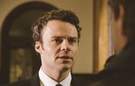 Inspector Barnaby – Jamie Cramner (Jamie Glover) soll im Mordprozess aussagen und wirkt nervös.