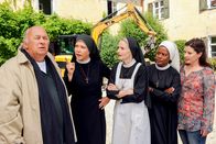 Um Himmels Willen – Schwester Hanna vermutet, dass die Nonnen aus dem Kloster hinaussaniert werden sollen (v.li.: Wolfgang Müller, Janina Hartwig, Emanuela von Frankenberg, Denise M’Baye, Mareike Lindenmeyer).