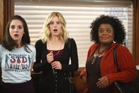 Community – Bei einer Aufklärungsaktion am Greendale College soll Annie (Alison Brie, l.) die korrekte Benutzung von Kondomen an einer Puppe demonstrieren. Als sie dies zusammen mit Britta (Gillian Jacobs, M.) und Shirley (Yvette Nicole Brown, r.) üben möchte, brechen sie in Peltons Büro ein und werden in der heiklen Situation erwischt ...