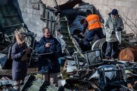 Mayday - Alarm im Cockpit – Al Dickinson (played by Kurt Logan) and fellow investigators begin investigating the crash of United Express 6291. The plane crashed into an industrial warehouse in Columbus Ohio in the winter of 1994.