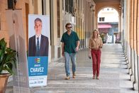 The Mallorca Files – Als sich der Verdacht auf Korruption beim geplanten Bau eines Stausees erhärtet, begeben sich Miranda (Elen Rhys) und Max (Julian Looman) zum Rathaus.
