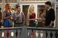 Two and a Half Men – Das Doppeldate von Walden (Ashton Kutcher, r.), Alan (Jon Cryer, 2.v.l.), Laurie (Madison Dylan, 2.v.r.) und Jill (Spencer Locke, l.) endet rapide, als plötzlich ein ungebetener Gast vor der Tür steht ...