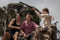 Juniper – Entspannt beim Tontaubenschiessen: Cameron Carter-Chan als Shaggas, George Ferrier als Sam, Charlotte Rampling als Ruth