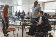 Speechless – (v.l.n.r.) Lauren (Juliette Angelo); Kenneth (Cedric Yarbrough); JJ DiMeo (Micah Fowler)