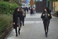 Charmed – Mel Vera (Melonie Diaz, l.); Maggie Vera (Sarah Jeffery, r.)