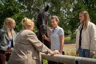 Blutige Anfänger – Dörte (Petra Kleinert, 2.v.l.), Anastasia (Luise Emilie Tschersich, l.) und Charlotte (Cheyenne Pahde, r.) haben das Gefühl, dass Lisa Wohlleben (Rhea Harder-Vennewald, 2.v.r.) ihnen etwas verschweigt.