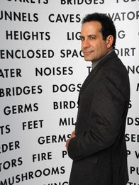 Monk – (3. Staffel) - Sein Wunsch ist der nach einer symmetrisch geordneten, keimfreien Umgebung: Adrian Monk (Tony Shalhoub) ...