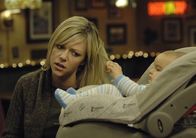 It's Always Sunny in Philadelphia – Dee (Kaitlin Olson) findet ein Baby in einem Müllcontainer und nimmt es kurzerhand mit zu sich nach Hause. Schon bald ist sie mit der Situation überfordert ...