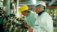 Die Tricks ... – Jo Hiller in der Ramipril-Wirkstoffproduktion Frankfurt Höchst mit Thorsten Naumann, Forschung und Entwicklung Euroapi.