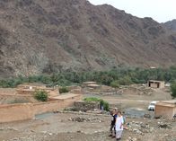 Verrückt nach Meer – Momo und Patty, Mutter und Tochter, im Al Hayl Castle in der Wüste bei Khor Fakkan, Vereinigte Arabische Emirate.