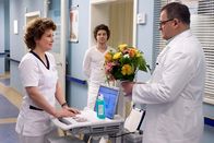 In aller Freundschaft – Hans-Peter Brenner (Michael Trischan, re.) hat von einer Patientin als Dankeschön Blumen geschickt bekommen. Schwester Ulrike (Anita Vulesica, li.) merkt, dass er sich über die Geste freut, aber mit den Blumen nicht so recht etwas anzufangen weiß. Und Ulrike merkt auch, dass Brenner sie gern an sie weiterreichen würde. Doch die Blumen sind einzig und allein für sein Engagement und würden im Ärztezimmer bestimmt den richtigen Platz finden. Pfleger Kris Haas (Jascha Rust, mi.) beobachtet die Situation und glaubt, dem Knistern zwischen den beiden etwas nachhelfen zu müssen.