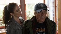 SOKO Stuttgart – Althippie Anton Kreutzner (Claus Theo Gärtner) ist alles andere als ein verlässlicher Augenzeuge. Selma Kirsch (Yve Burbach) wundert sich, dass er wirklich nichts davon mitbekommen haben will, was direkt vor seinem Haus vorgegangen sein muss.