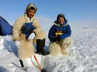 GEO Reportage – Auf einer tagelangen Reise durch eine von bizarren Eisbergen gesäumte weiße Wüste wird der junge Qaaqqukannguaq die schwierige Kunst der Polarjagd von seinem Vater lernen.