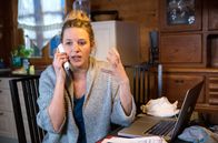 Hubert ohne Staller – Jessica Ganslmeier (Eva- Maria Grein von Friedl) telefoniert wütend, als Hubert und Girwidz hereinkommen. Die beiden Polizisten fragen sich mit wem?