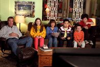 The Middle – Der japanische Austauschstudent Takayuki (Matthew Moy, 3.v.r.) ist wenig begeistert von der amerikanischen Kultur. Ob Mike (Neil Flynn, l.), Sue (Eden Sher, 2.v.l.), Frankie (Patricia Heaton, 3.v.l.), Brick (Atticus Shaffer, 3.v.r.) und Axl (Charlie McDermott, r.) sie ihm trotzdem etwas näher bringen können?