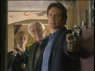 Diagnose: Mord – Cherly (Charmin Lee, l.), Mark (Dick Van Dyke, M.) und Steve (Barry Van Dyke, r.) haben das Cockpit einer Maschine gestürmt, mit der sich ein Mörder ins sichere Ausland absetzen wollte.