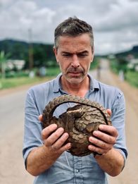Faszination Erde – Das Schuppentier ist das am meisten geschmuggelte Säugetier der Welt. "Eigentlich wollte China den Handel mit Schuppentieren eindämmen. Reine Rhetorik," sagt der Wissenschaftsjournalist Dirk Steffens. Der Irrglaube an die medizinische Wirkung ihrer Schuppen und ihres Fleisches werde die Tiere in wenigen Jahren ausrotten.