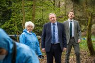 Inspector Barnaby – Müssen den Mord an einem Buchautor aufklären: Rechtsmedizinerin Fleur Perkins (Annette Badland), Detective Chief Inspector John Barnaby (Neil Dudgeon, M.) und dessen Assistent, Detective Constable Jamie Winter (Nick Hendrix).