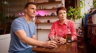 Die Heiland - Wir sind Anwalt – Für Tilly Vogel (Sina Reiß, r.) und Ringo Holländer (Tim Kalkhof, l.) wird die Zeit in einer gemeinsamen WG bald vorbei sein.