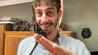 Jason und die Haustiere – Jason mit einem Xylotrupes Gideon, einem "Braunen Nashornkäfer", auf der Hand.